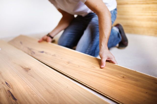 laminate floor installer installing laminate flooring