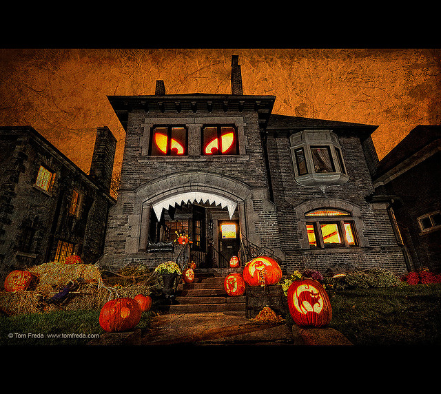 11 Craziest Halloween Decorated Homes - BuildDirect Blog ...