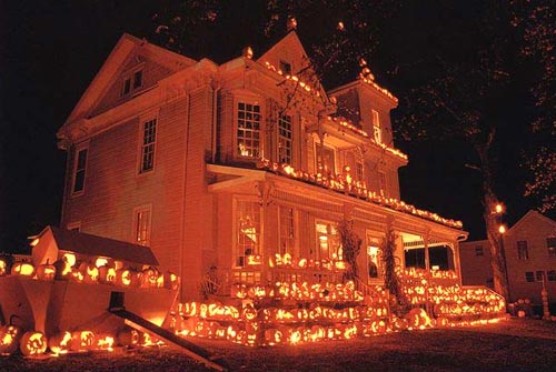 11 Craziest Halloween Decorated Homes 