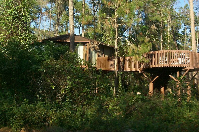 800px-Disney_World_-_Treehouse_Villas_-_by_ckramer
