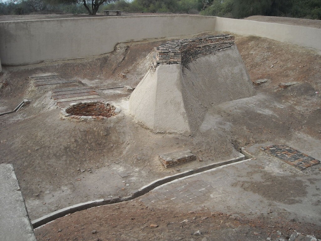 1280px-WellAndBathingPlatforms-Harappa