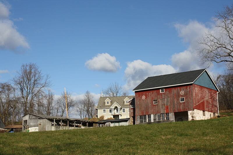 800px-Knurr_Log_House,_Barn_03