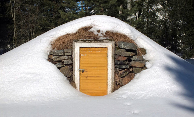800px-Root_cellar_entrance_in_winter